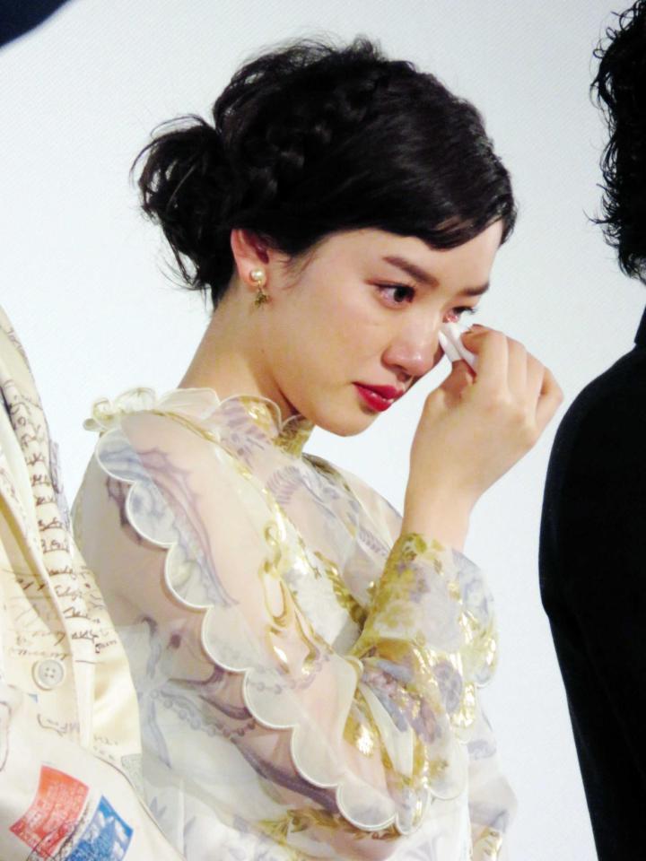 　サプライズの手紙に感激の涙を流す永野芽郁＝東京・六本木