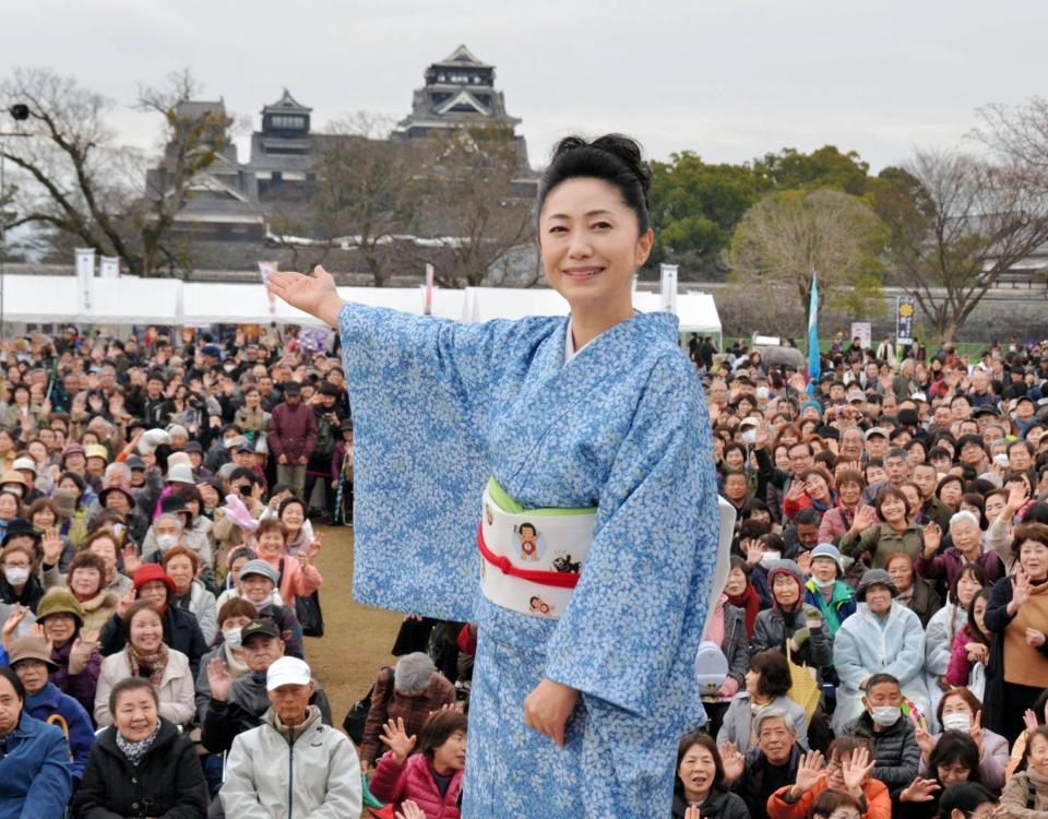地震の被害を残す熊本城を前に歌った石川さゆり＝熊本市の熊本城公園二の丸広場