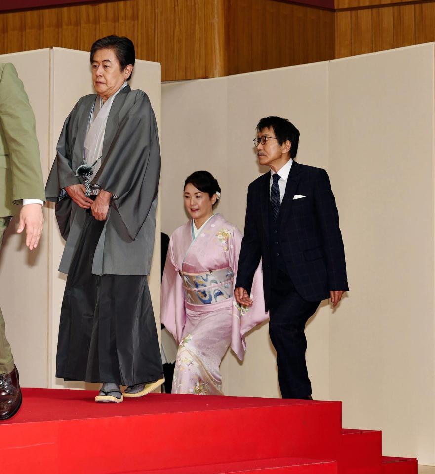 　登壇する（左から）風間杜夫、松坂慶子、平田満