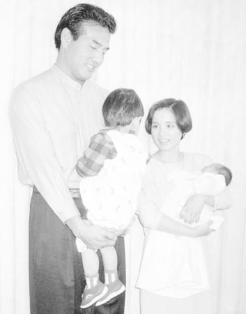 　生まれたばかりの長女・アイリを抱く高田みづえと、長男・勝信さんを抱く若嶋津＝１９８９年１月