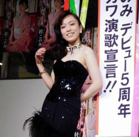 新曲「残んの月」のお披露目会でセクシーなミニドレス姿を披露した杜このみ＝東京・青山のｃａｆｅ　ＡＴＬＡＮＴＩＳ