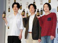 サントリー「ＣＲＡＦＴ　ＢＯＳＳ」新ＣＭで初共演した（左から）成田凌、堺雅人、ピスタチオの小澤慎一朗＝都内