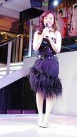 新曲「残んの月」のお披露目会でセクシーなミニドレス姿を披露した杜このみ＝東京・青山のｃａｆｅ　ＡＴＬＡＮＴＩＳ