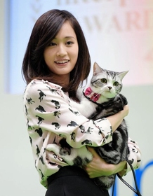 【写真】顔が似てる？前田敦子と愛猫ポッツ