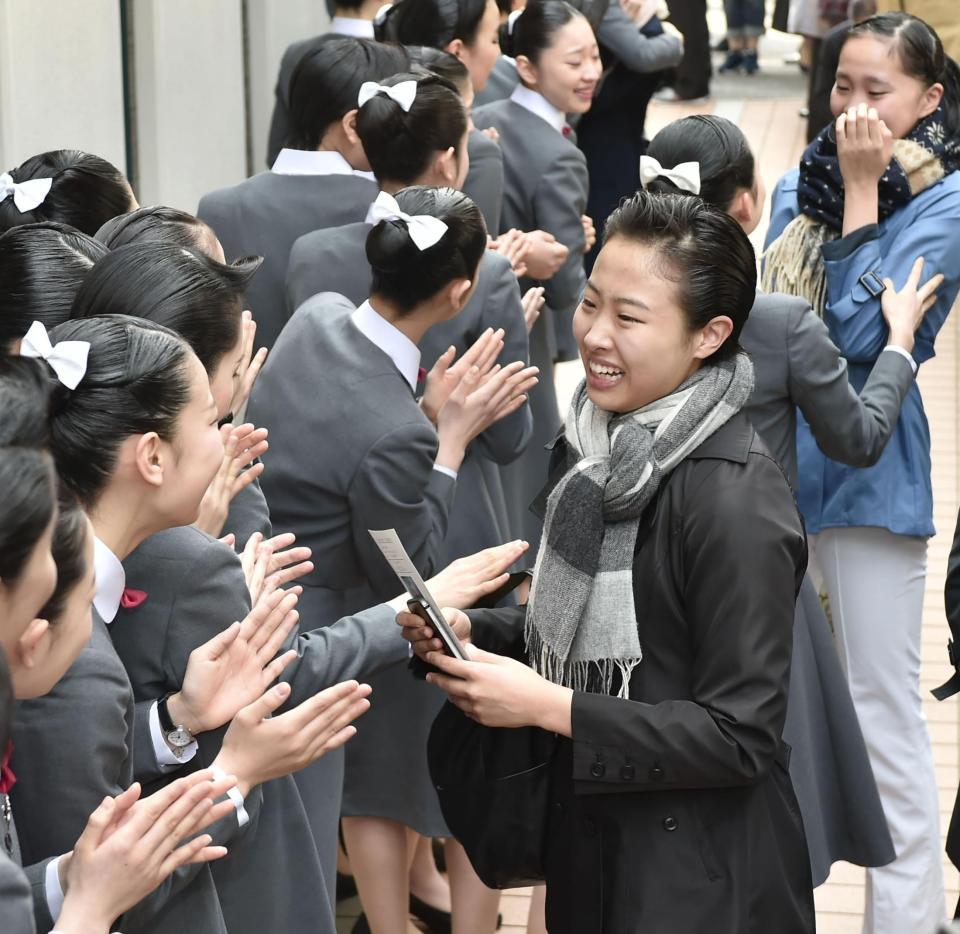 　宝塚音楽学校に合格し、在校生に祝福される受験生＝30日午前、兵庫県宝塚市