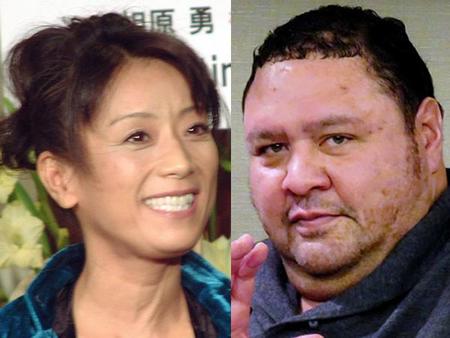 １９９７年の婚約破棄騒動について語り合った相原勇（左）と曙