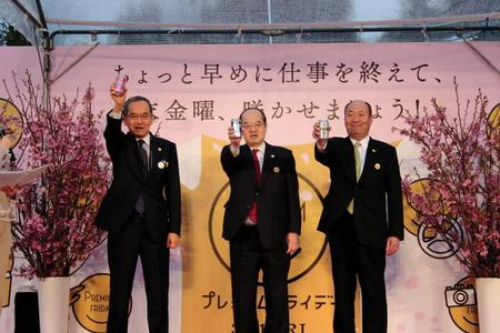 　乾杯する（左から）経団連の石塚邦雄副会長、東京国立博物館の銭谷眞美館長、柴田副社長