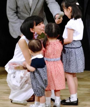 　自身の娘役を演じた歴代の子役から花束を受け取る芳根京子＝ＮＨＫ大阪ホール