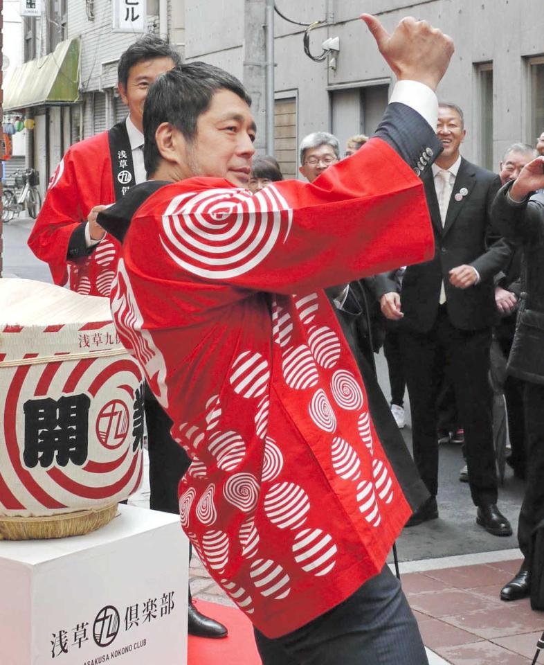 　おなじみの「出てこいや！」を披露する高田延彦＝東京・浅草