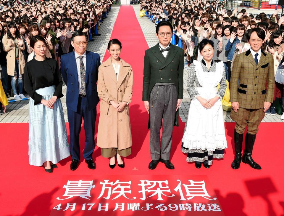 ファンをバックにフォトセッションを行う（左から）井川遥、生瀬勝久、武井咲、松重豊、中山美穂、滝藤賢一＝フジテレビ（撮影・棚橋慶太）