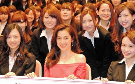 ほとんどが女性の新入社員へエールを送った中村アン＝東京・日本橋