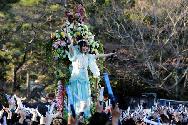 水樹奈々 出雲大社で奉納ライブ 天女衣装に４０００人ファン熱狂 芸能 デイリースポーツ Online