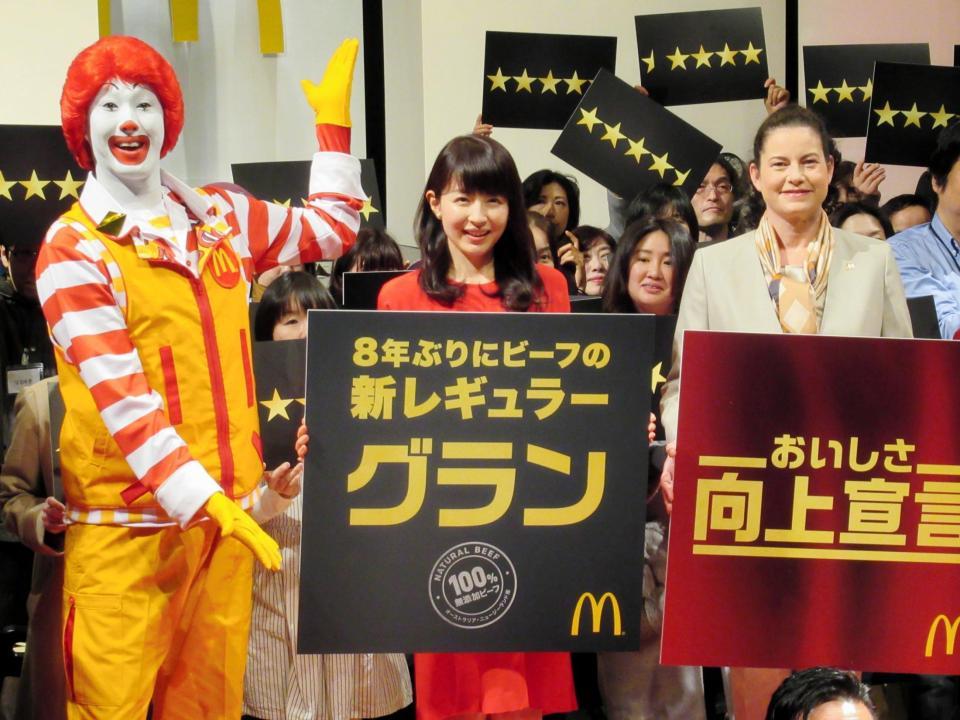 日本マクドナルドの新レギュラー商品をＰＲする平井理央（中央）と同社のカサノバＣＥＯ（右）