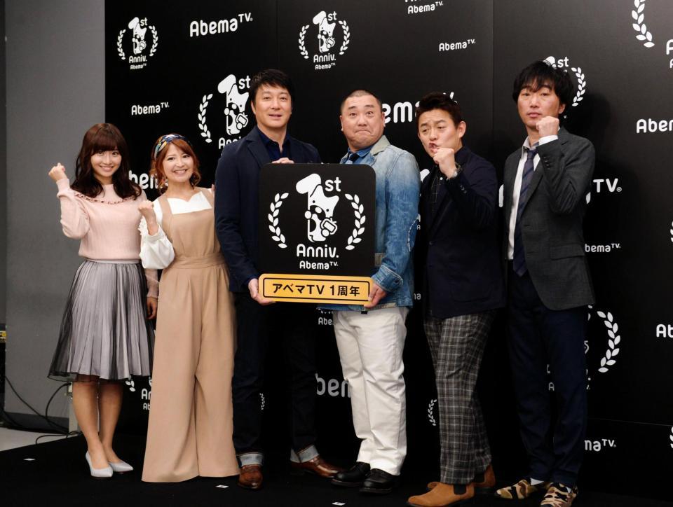 イベントで記念撮影に納まる（左から）柴田阿弥、矢口真里、極楽とんぼの加藤浩次、山本圭壱、スピードワゴンの井戸田潤、小沢一敬＝東京・シャトーアメーバスタジオ（撮影・開出牧）