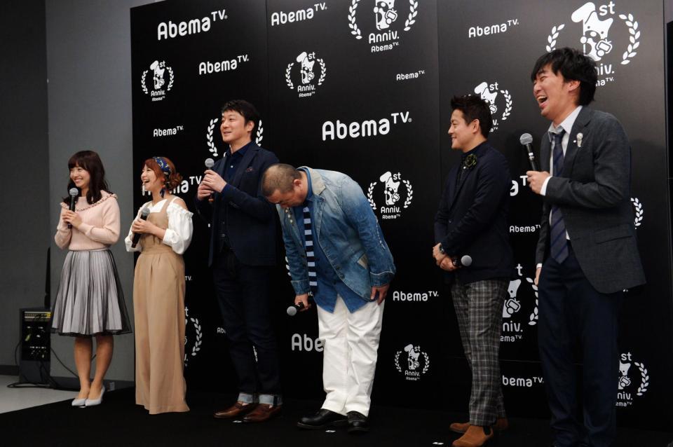 イベントに登場し頭を下げる極楽とんぼの山本圭壱（中央）。左から柴田阿弥、矢口真里、加藤浩次。（右から）スピードワゴンの小沢一敬、井戸田潤＝東京・シャトーアメーバスタジオ（撮影・開出牧）