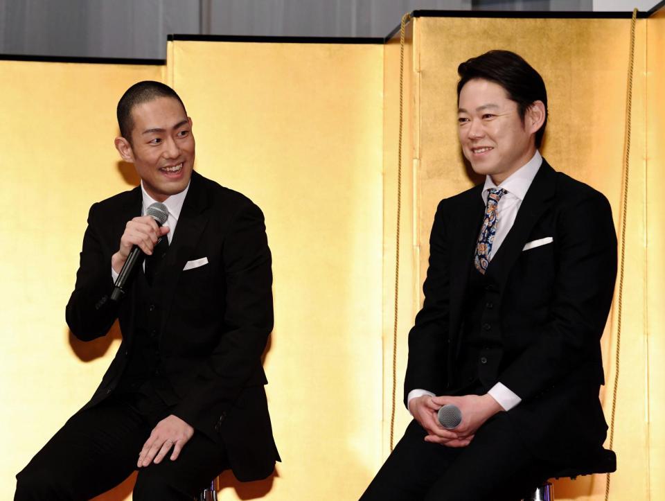 笑顔で会見する中村勘九郎（左）と阿部サダヲ＝ＮＨＫ