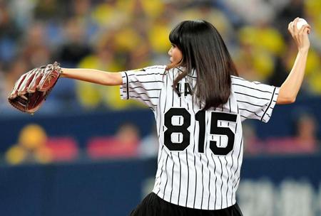 ファーストピッチセレモニーで投球する矢井田瞳（撮影・高部洋祐）