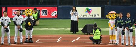 国歌独唱をする矢井田瞳＝京セラドーム大阪（撮影・田中太一）