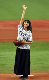 阪神 本拠地開幕戦には矢井田瞳が登場　国歌独唱＆ノーバン始球式