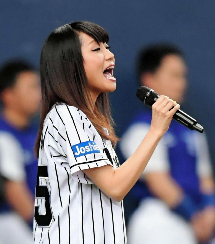 国家独唱する矢井田瞳（撮影・高部洋祐）