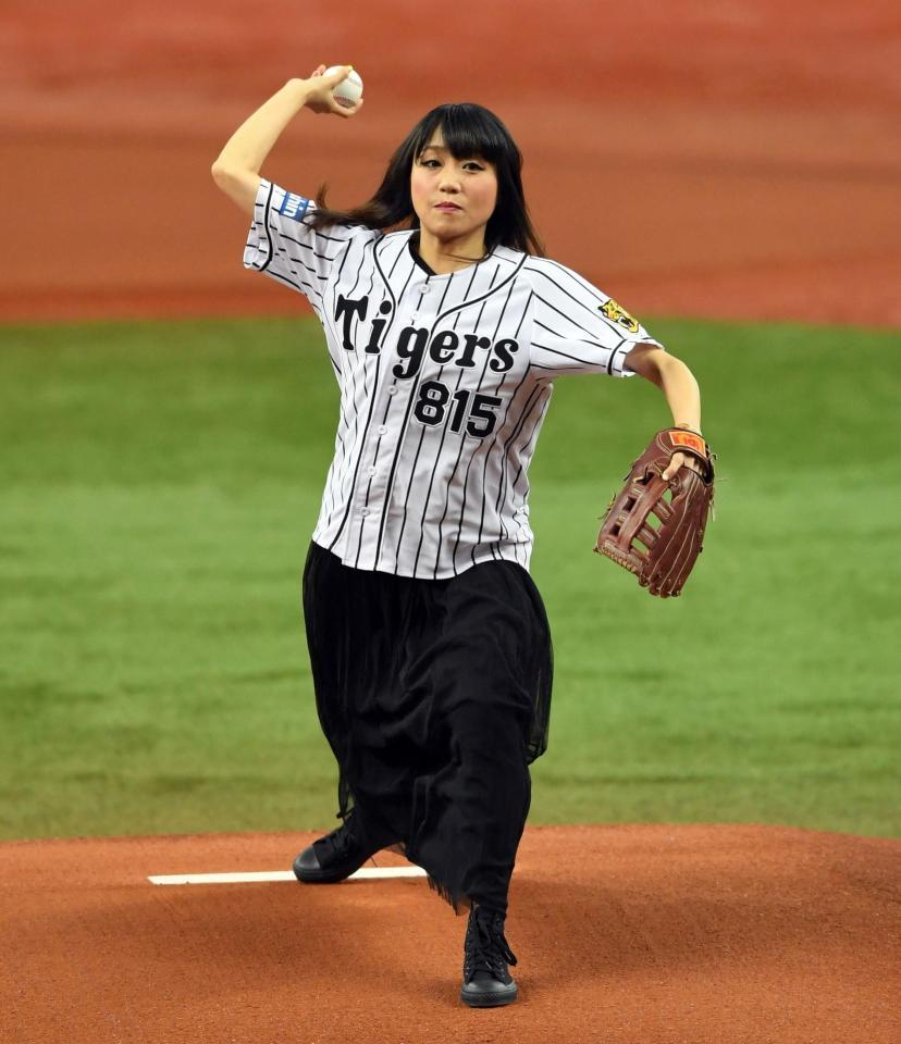 ファーストピッチセレモニーで投球する矢井田瞳＝京セラドーム（撮影・飯室逸平）