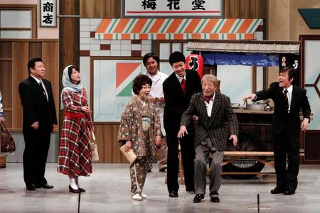 吉本新喜劇で活躍した中山美保さん（中央左）。中央右は昨年に亡くなった井上竜夫さん