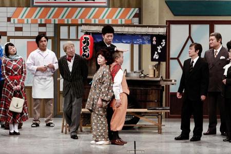 吉本新喜劇で活躍した中山美保さん（中央左）
