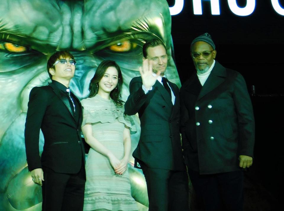 ブリー・ラーソンが途中退席し、４人で撮影に応じる（左から）ＧＡＣＫＴ、佐々木希、トム・ヒドルストン、サミュエル・Ｌ・ジャクソン＝東京・新宿歌舞伎町　３月１５日撮影