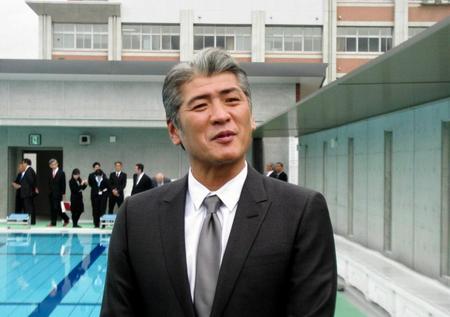 　母校の修道中・高の新プール竣工式に出席した吉川晃司