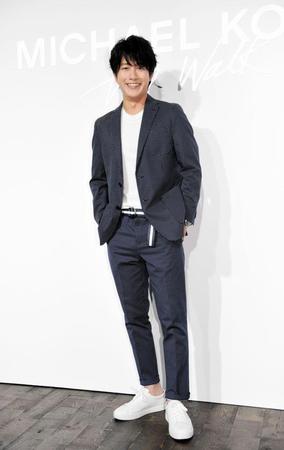 マイケル・コースのファッションに身を包みポーズを決める溝端淳平＝ビルボードライブ東京（撮影・開出牧）