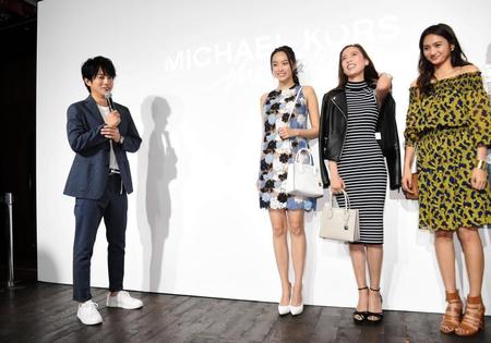 女性モデルのファッションについて語る溝端淳平（左端）＝ビルボードライブ東京（撮影・開出牧）