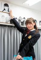他の所属タレントと並んで自分の写真を掲げる小嶋真子＝東京・四谷のサンミュージック