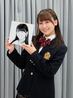 他の所属タレントと並んで自分の写真を掲げた小嶋真子＝東京・四谷のサンミュージック