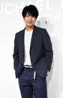 マイケル・コースのファッションに身を包みポーズを決める溝端淳平＝ビルボードライブ東京（撮影・開出牧）