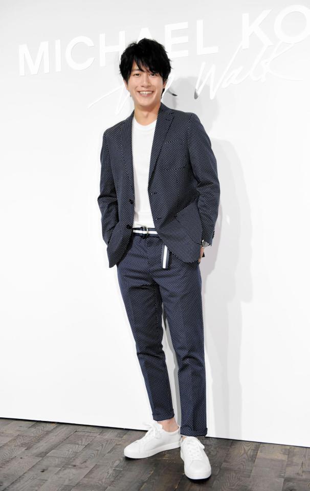 マイケル・コースのファッションに身を包みポーズを決める溝端淳平＝ビルボードライブ東京（撮影・開出牧）