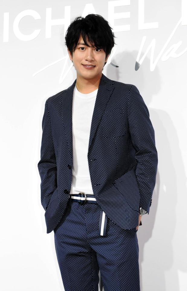 マイケル・コースのファッションに身を包みポーズを決める溝端淳平＝ビルボードライブ東京（撮影・開出牧）