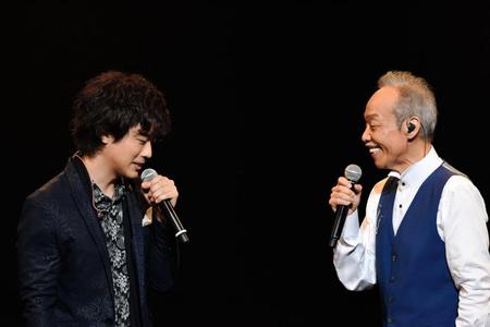 「いい日旅立ち」を熱唱する三浦祐太朗（左）と谷村新司＝東京・国立劇場