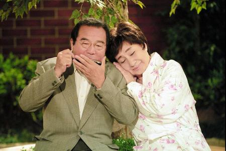 １９９８年１０月１日放送の「渡る世間は鬼ばかり４」で愛川欽也さん（左）と共演した京唄子さん