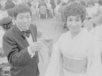 　「唄子・啓助のおもろい夫婦」の記念番組を収録する京唄子さん（右）と鳳啓助さん＝１９７６年12月、東京都港区