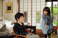 ２０１０年から１１年にかけて放送された「渡る世間は鬼ばかり」最終シリーズで共演した京唄子さん（左）と藤田朋子