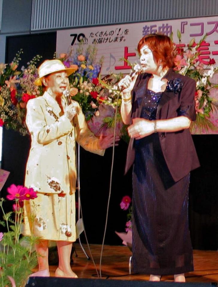 新曲を披露した上沼恵美子（右）の応援に駆けつけた京唄子さん＝２００４年６月２５日