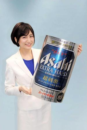　スーパードライエクストラハードをＰＲする田口千晶