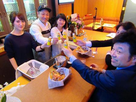 　飲酒前にＰＡ-３で乾杯＝東京・赤坂の「スナック玉ちゃん」