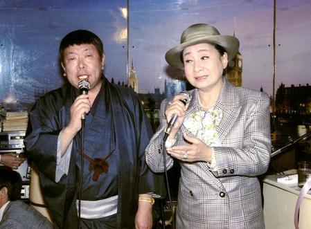 　「旅立つ娘に」をデュエットする鳳啓助さん（左）と京唄子さん＝１９９０年３月２０日