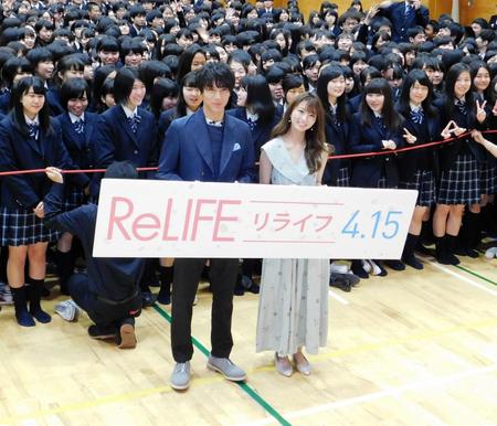 サプライズで登場した中川大志（左）と岡崎紗絵＝東京・淑徳巢鴨高等学校