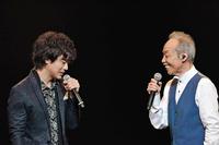 　「いい日旅立ち」を熱唱する三浦祐太朗（左）と谷村新司＝東京・国立劇場