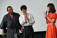 花澤香菜（右）の衣装について話す星野源（中）と秋山竜次＝ＴＯＨＯシネマズ新宿（撮影・三好信也）