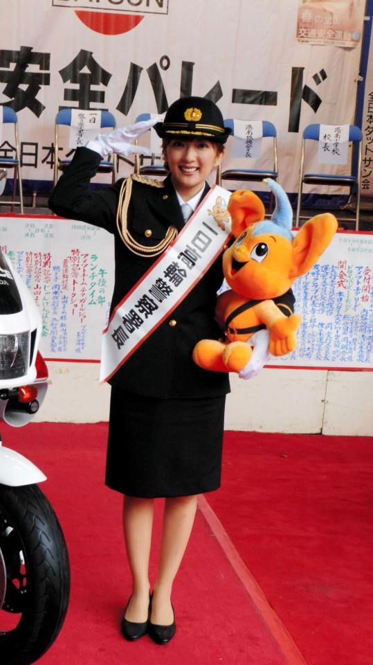 「第２２回高輪交通安全フェア」で一日高輪警察署長を務めた山田まりや＝東京・品川駅