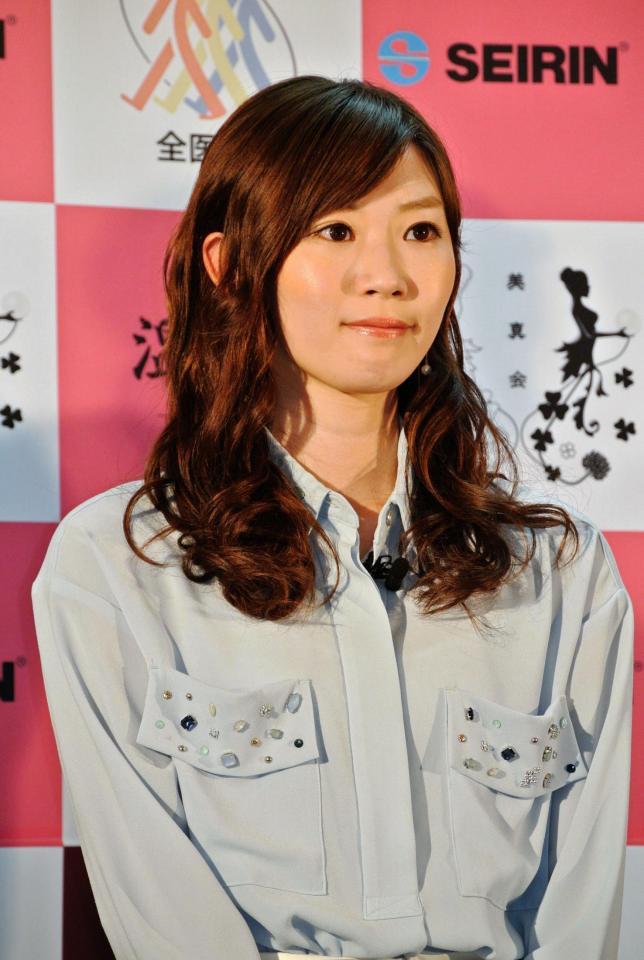 鍼灸を体験した田名部生来＝東京・新宿鍼灸柔整歯科衛生専門学校