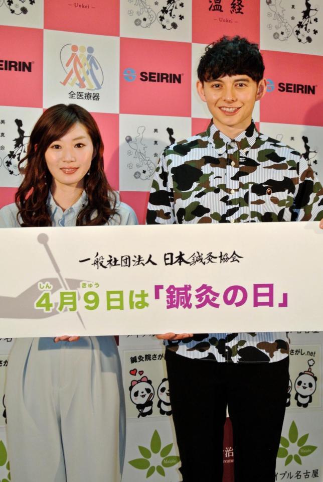 鍼灸を体験した田名部生来とハリー杉山＝東京・新宿鍼灸柔整歯科衛生専門学校